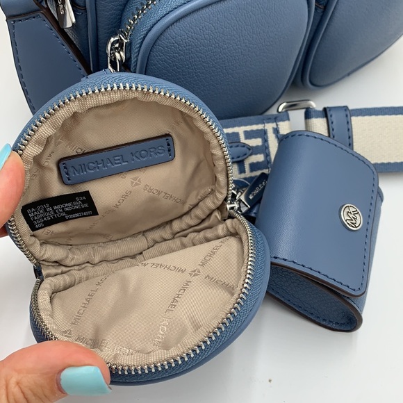 Michael Kors Jet Set Md Leather
Crossbody Bag with Case for Apple
AirPods Pro - Picture 6 of 16